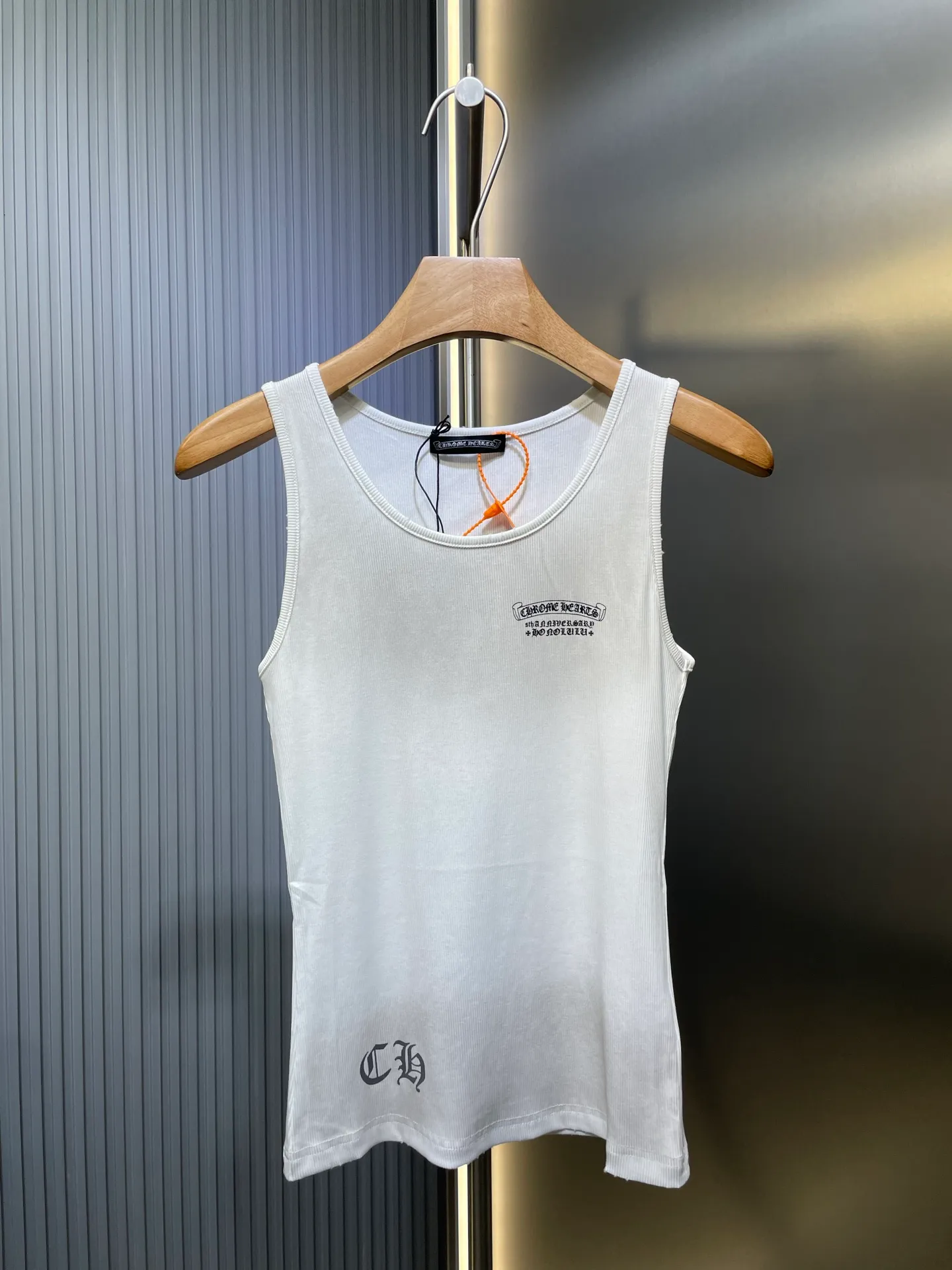 🅿️230 Come Hearts*🌟【Top replica】Cro Heart 25 new cross Sanskrit printed knitted vest. Made of high-weight imported yarn and high-elastic thread fabric. The body is designed with line splicing. The elasticity and slimming effect are particularly obvious. Minimalist style. The texture is online. Relaxed and comfortable. Wear alone or layered to have different styles. A must-have for everyone. Size: S/M/L